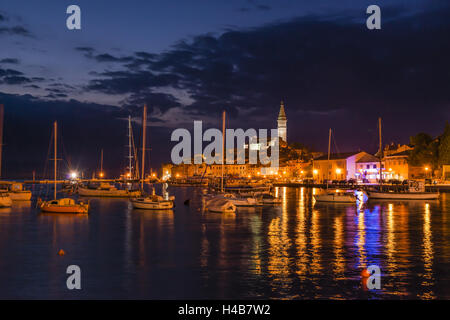 Kroatien, Rovinj, Istrien, Adriaküste Blick vom südlichen Hafen auf die Altstadt mit der Kirche Sv. Eufemija am Abend, Stockfoto