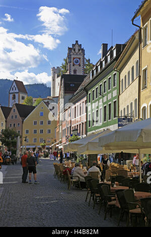 Deutschland, Bayern, "Reichenstrasse" (Straße) in der alten Stadt von Füssen mit Hohes Schloss (hohes Schloss) Stockfoto
