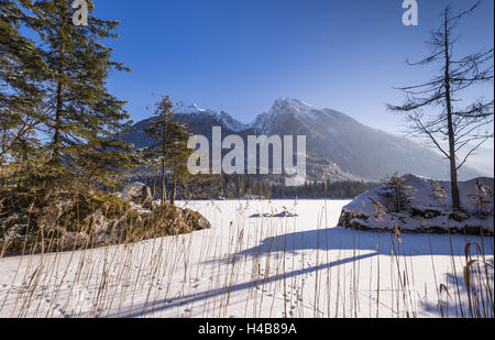 Deutschland, Bayern, Oberbayern, Berchtesgaden, Ramsau Bei Berchtesgaden, Bezirk Hintersee, Hintersee gegen Hochkalter im Winter, Stockfoto