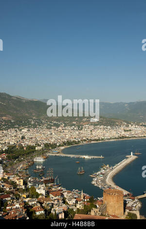 Türkei, Provinz Antalya, Alanya, Blick von der mittleren Burg auf der rote Turm (Kizil Kule) und der Hafen, Stockfoto