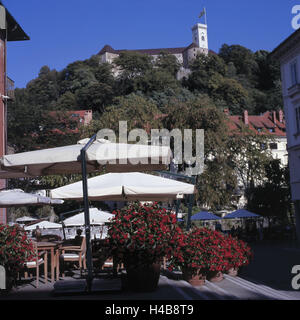 Slowenien, Ljubljana, Riverwalk, Café, Blick auf Ljubljanski Grad Burg, Stockfoto