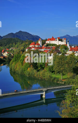 Deutschland, Bayern, Blick von der alten Stadt von Füssen über den Lechfluss "Hohes Schloss" (hohe Burg), Kloster Sankt Mang, Allgäuer Voralpen, Lechsteg, Stockfoto