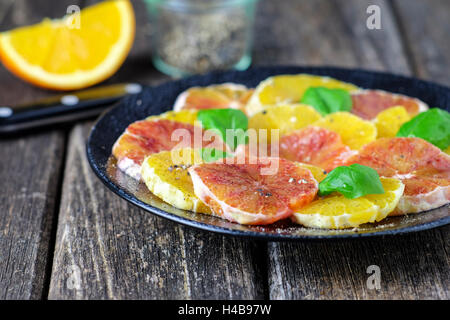 Orangensalat und Blutorangen-Salat auf dunkle Platte Stockfoto