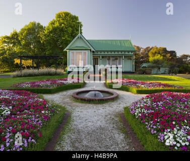 Blumenbeete, Springbrunnen, Government Gardens, Rotorua, Bay of Plenty, Nordinsel, Neuseeland Stockfoto