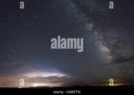 Milchstraße und Gewitter über Truth or Consequences, New Mexico, USA. Stockfoto