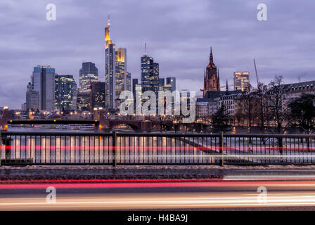 Deutschland, Hessen, Frankfurt am Main, Skyline in der Abenddämmerung, leichte Spuren von vorbeifahrenden Autos Stockfoto