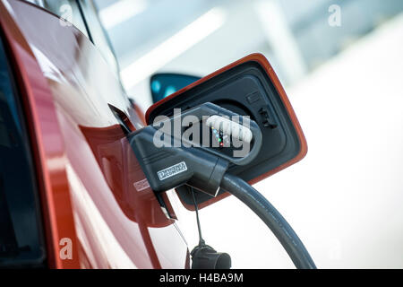 Elektro-Auto ist an einer Ladestation aufgeladen Stockfoto