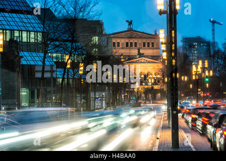 Deutschland, Hessen, Frankfurt am Main, alte Oper, Taunusanlage mit Rush Hour am Abend in der Dämmerung Stockfoto