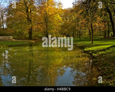 Deutschland, Oberbayern, München, englischer Garten im Herbst, Eisbach Stockfoto