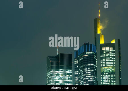 Deutschland, Hessen, Frankfurt, Commerzbank, TaunusTurm und Euro-Tower in der Abenddämmerung Stockfoto