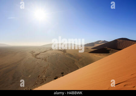 Blick von der Düne 45 nach Tsauchab-Tal, Sossusvlei, Namib-Wüste Namib-Naukluft-Nationalpark, Namibia Stockfoto
