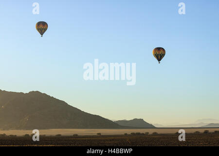 Zwei heiße Luftballons fliegen über die Namib Wüste, Sossusvlei, Namibia Stockfoto