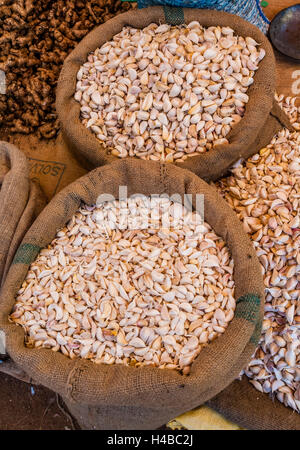 Knoblauchzehen in Säcken auf einem Markt, Chinnamanur, Tamil Nadu, Indien Stockfoto