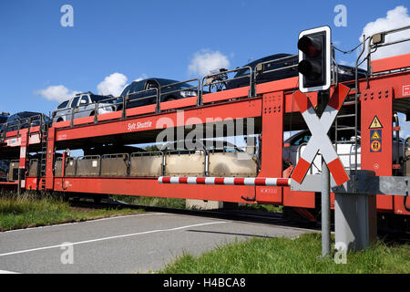 Bahnübergang, Autozug, Sylt Shuttle, verbindet die Insel Sylt mit dem Festland, Sylt, Nordfriesischen Inseln Stockfoto