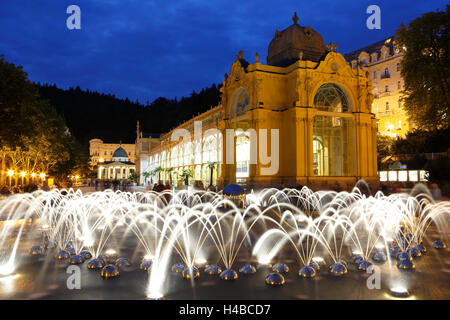 Abendstimmung, musikalische Brunnen, beleuchteten Brunnen mit Kolonnade, neue Kolonnade, Nová Kolonáda Kolonnade Stockfoto