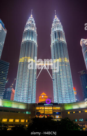 Beleuchteten Petronas Towers bei Nacht, Kuala Lumpur, Malaysia Stockfoto