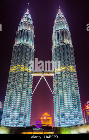 Beleuchteten Petronas Towers bei Nacht, Kuala Lumpur, Malaysia Stockfoto