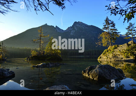 Bäume auf der Felseninsel in der Hintersee Stockfoto