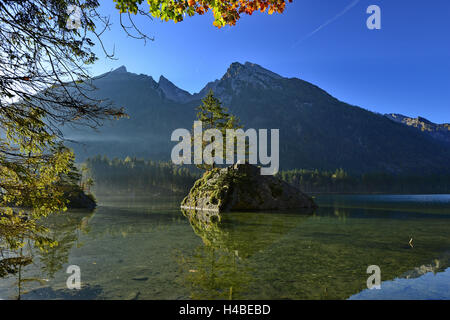 Bäume auf der Felseninsel in der Hintersee Stockfoto