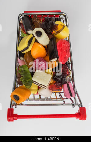 Warenkorb mit Haribo Color-Rado-Mischung, von oben, Stockfoto