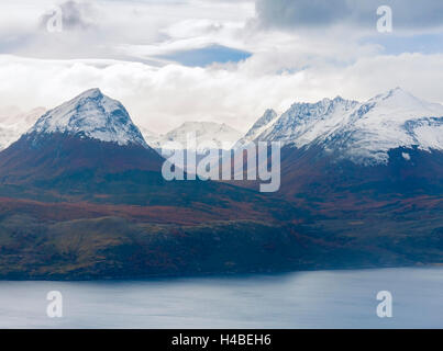 Schöne Landschaft von snowcap Berge mit Farben des Herbstes in der Nähe von Ushuaia, Argentinien, Südamerika Stockfoto