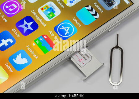 Apple iPhone 6 plus, Display, Gehäuse mit Nano-SIM Karte, Werkzeuge, Detail, Stockfoto