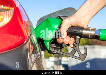 Auto-Tank mit Öl oder Gas tanken Stockfoto