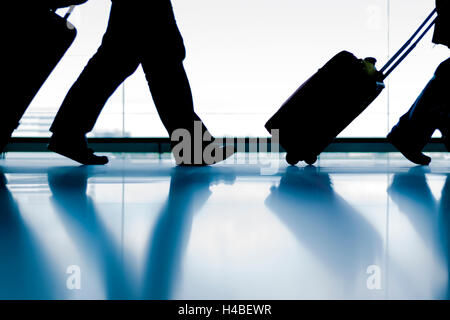 Silhouette Gruppe von Reisenden mit Gepäck am Flughafen Stockfoto