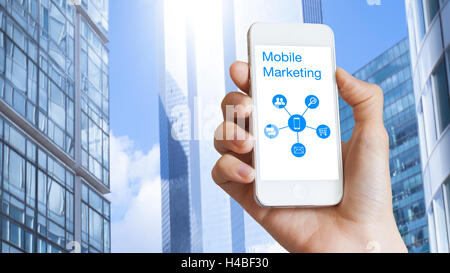 Mobile Marketing Konzept auf smart phone mit Business Gebäude im Hintergrund Stockfoto