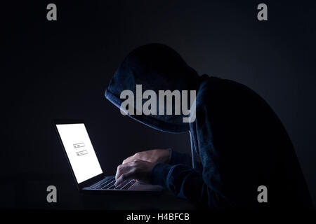 Hacker, die Durchführung von Cyber-Angriff auf laptop Stockfoto