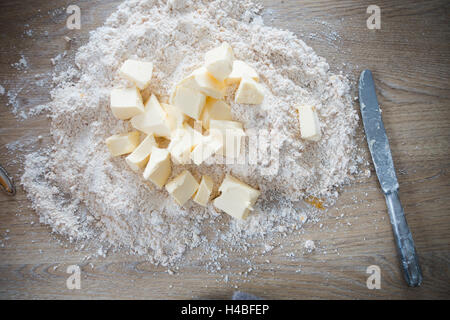 Backen, butter Stücke auf Mehl, Messer Stockfoto