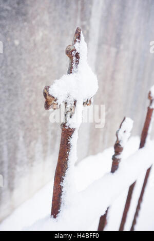 Eisernen Turm eines Tores im Schnee Stockfoto