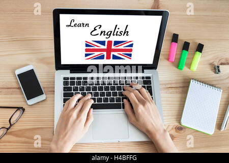 Lernen Englisch online mit Computer zu Hause, britische Flagge im Hintergrund, Frau Draufsicht Stockfoto