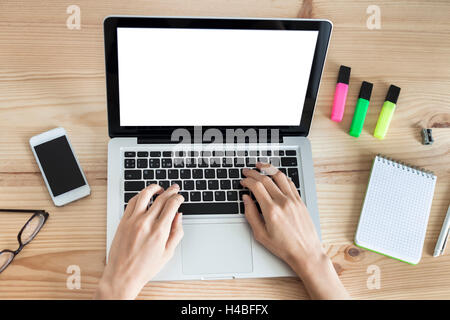 Top - mit laptop computer Telearbeiter Frau auf Holz- Desktop mit leerer Bildschirm Stockfoto