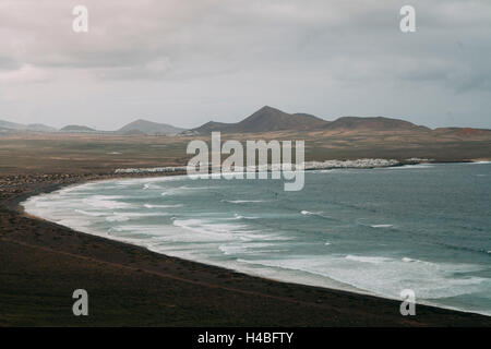 Blick auf Caleta de Famara und das Meer von der Famara-Massivs, Lanzarote gesehen Stockfoto