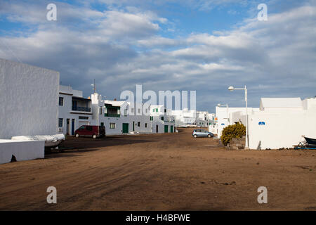 Sehen Sie sich auf eine Straße entfernt von Sand in Caleta de Famara Stockfoto