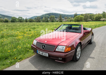 Breuberg, Hessen, Deutschland, Mercedes-Benz SL 500 Cabrio, Baujahr 1992, Typ R 129, 4973 Kubikzentimeter, 327 HP Stockfoto
