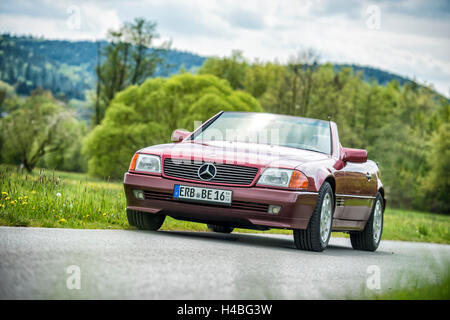 Breuberg, Hessen, Deutschland, Mercedes-Benz SL 500 Cabrio, Baujahr 1992, Typ R 129, 4973 Kubikzentimeter, 327 HP, moderne Oldtimer Stockfoto