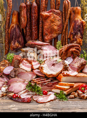 Stillleben mit verschiedenen Fleisch-Wurstwaren Stockfoto