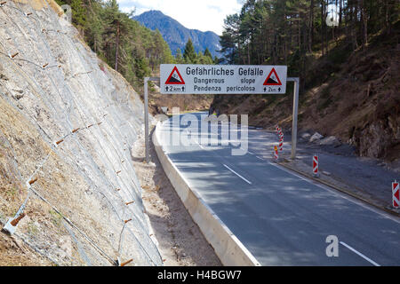 Warnzeichen bei Mountain road Stockfoto