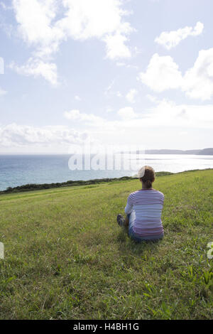 Frau beim Relaxen am Meer, Stockfoto