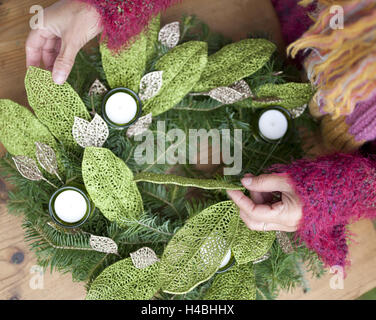 Frau, die Herstellung von Weihnachtsschmuck, Nahaufnahme, Detail, Stockfoto