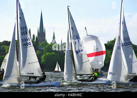 Deutschland, Hamburg, Segeln Regatta auf der Außenalster See vor dem Stück der Johannis Kirche, Blick auf die Alster-Küste vor Stück Georg, Stockfoto