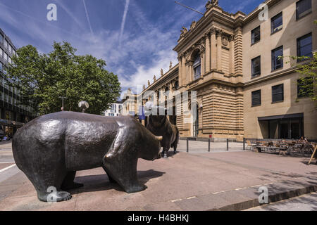 Deutschland, Hessen, Frankfurt am Main, Börsenplatz, Bulle und Bär Skulpturen mit Frankfurter Wertpapierbörse, Stockfoto