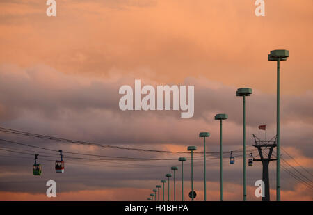 Deutschland, Nordrhein-Westfalen, Köln, Seilbahn über die Zoobrücke im Abendlicht, Stockfoto