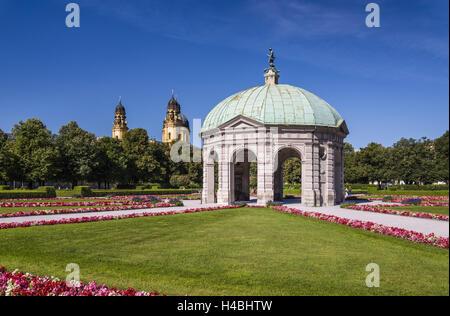 Deutschland, Bayern, Oberbayern, München, Hofgarten (Park), Diana Temple und Theatiner-Kirche, Stockfoto