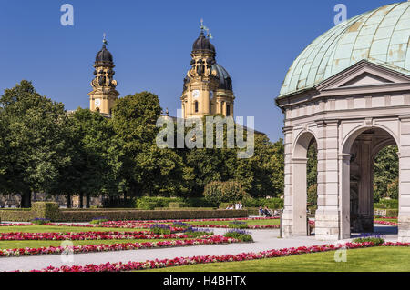 Deutschland, Bayern, Oberbayern, München, Hofgarten (Park), Diana Temple und Theatiner-Kirche, Stockfoto