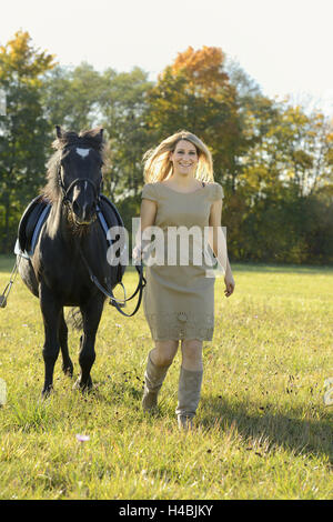 Teenager-Mädchen, Pferd, Arabo-Haflinger, Wiese, Blei, Rückfahrkamera, frontal, Stockfoto