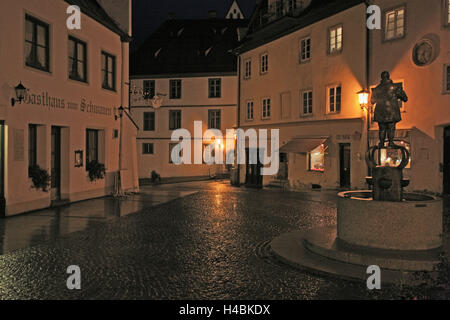 Deutschland, Bayern, "Brotmarkt" (Straße) in Füssen (Stadt), am Abend Stockfoto