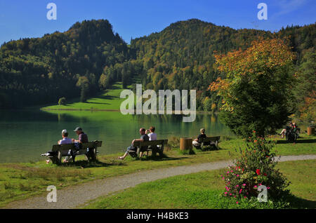 Deutschland, Bayern, sonnigen Herbsttag "Alatsee" (See) in der Nähe von Füssen, Blick aus der "Saloberalm" Stockfoto